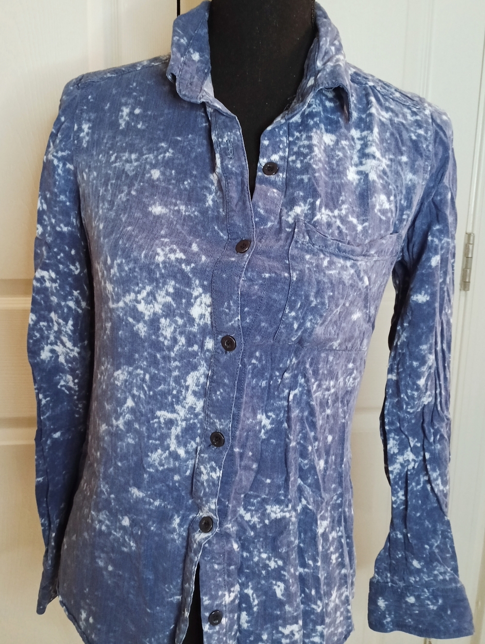 Rue21 Blue and White Tie-Dye Button Down Shirt